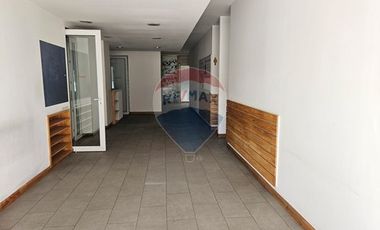 Amplio Local Comercial en Av. Las Condes