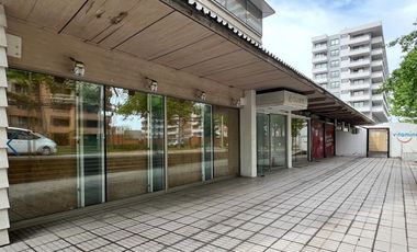 Amplio Local Comercial en Av. Las Condes