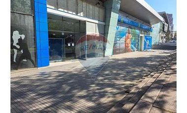 Amplio Local Comercial en Av. Las Condes