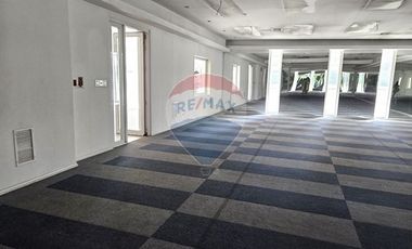 Amplio Local Comercial en Av. Las Condes