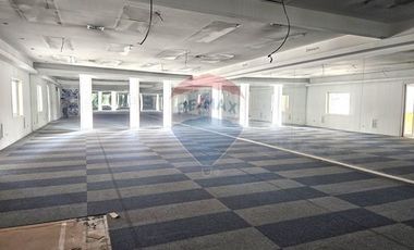 Amplio Local Comercial en Av. Las Condes