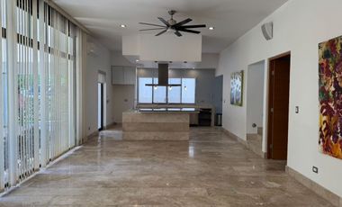 En venta casa en esquina en privada Cutzam en el Yucatán Country Club