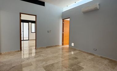 En venta casa en esquina en privada Cutzam en el Yucatán Country Club