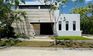 En venta casa en esquina en privada Cutzam en el Yucatán Country Club