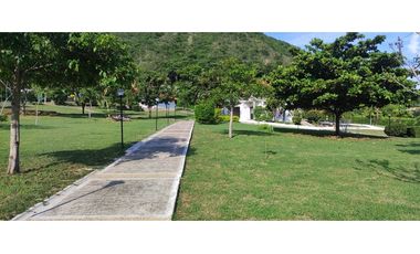 Casa campestre de 2711 M2 en 650 mil en Apulo Cund, COL.