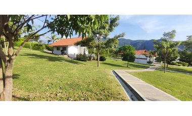 Casa campestre de 2711 M2 en 650 mil en Apulo Cund, COL.