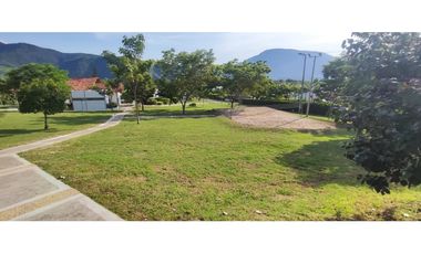 Casa campestre de 2711 M2 en 650 mil en Apulo Cund, COL.