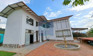 Venta de casa campestre de 715 M2 en La Mesa Cund, COL.