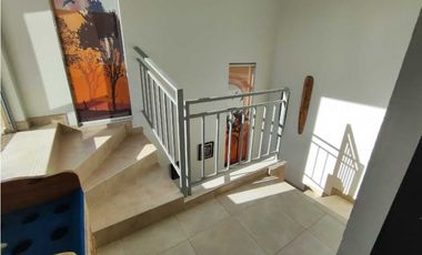 Hermosa casa urbana de 171 M2 en 400 mill en La Mesa Cund zona campes