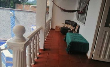 En venta casa semi urbana de 280 M2 en 355 mill con piscina