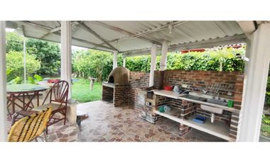 Casalote de 1000 M2 en 650 mill en La Mesa Cund, a 10 min del pueblo.