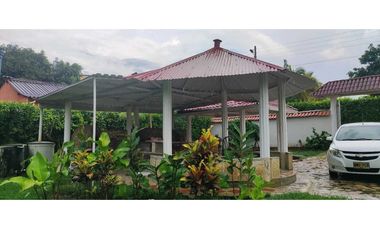 Casalote de 1000 M2 en 650 mill en La Mesa Cund, a 10 min del pueblo.