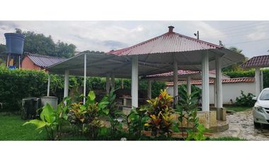 Casalote de 1000 M2 en 650 mill en La Mesa Cund, a 10 min del pueblo.