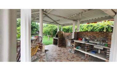 Casalote de 1000 M2 en 650 mill en La Mesa Cund, a 10 min del pueblo.