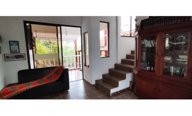 Casa campestre de 262 M2 en 379 mill en La Mesa Cund, URBANA