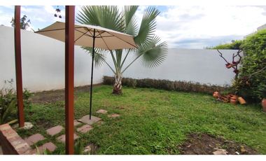 Casa campestre de 262 M2 en 379 mill en La Mesa Cund, URBANA