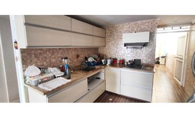 hermosa casa en conjunto de 410 mill en La Mesa Cund, un piso