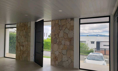 Casa campestre para estrenar en La Mesa Cund, COL con piscina