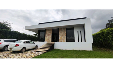 Casa campestre para estrenar en La Mesa Cund, COL con piscina