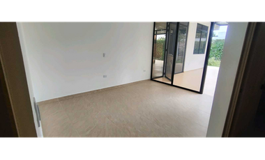 Casa campestre para estrenar en La Mesa Cund, COL con piscina