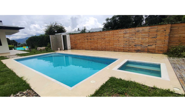 Casa campestre para estrenar en La Mesa Cund, COL con piscina