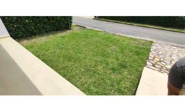 Casa campestre para estrenar en La Mesa Cund, COL con piscina