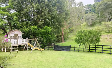 Finca de 1 hectárea con casa y piscina, en La Mesa Cund, COL
