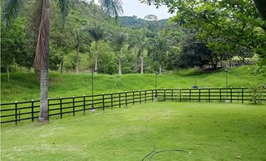 Finca de 1 hectárea con casa y piscina, en La Mesa Cund, COL