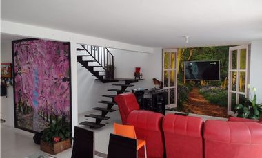 Venta de Casa de 190 m2 en 650 mill neg, en Mesitas del Colegio cund.
