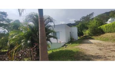Casa campestre de 2550 M2 en 600 mill en La Mesa Cund COL