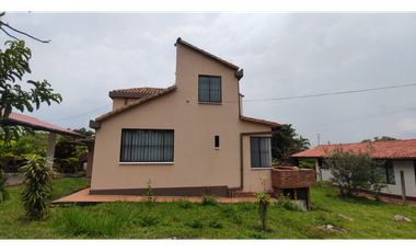 Venta de casa campestre de 1900 M2 en 729 mill en La Mesa Cund.