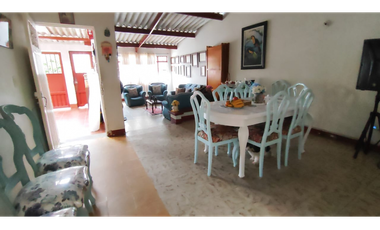 venta de casa urbana de 168 M2 en La Mesa, Cund, muy central