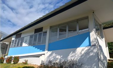 Venta de casa campestre de 2500 m2 en La Mesa Cund.