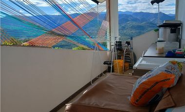 Venta de casa campestre de 2500 m2 en La Mesa Cund.