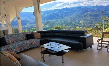 Venta de casa campestre de 2500 m2 en La Mesa Cund.
