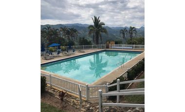 Venta de casa campestre de 2500 m2 en La Mesa Cund.