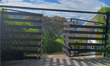 Venta de casa campestre de 2500 m2 en La Mesa Cund.