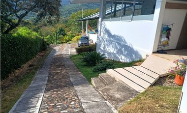Venta de casa campestre de 2500 m2 en La Mesa Cund.