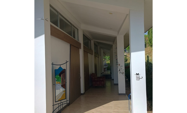 Venta de casa campestre de 2500 m2 en La Mesa Cund.