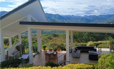 Venta de casa campestre de 2500 m2 en La Mesa Cund.