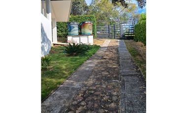 Venta de casa campestre de 2500 m2 en La Mesa Cund.