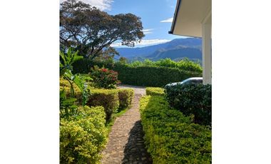 Venta de casa campestre de 2500 m2 en La Mesa Cund.