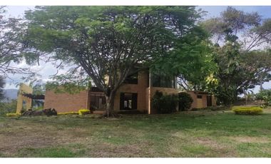 Casaquinta con piscina, 6500 M2 en 1399 mill en La Mesa CUND