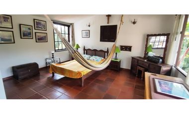 Hermosa casaquinta de 1920 en 790 mill en La  Esperanza, La Mesa Cund