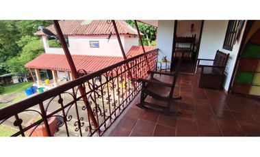 Hermosa casaquinta de 1920 en 790 mill en La  Esperanza, La Mesa Cund