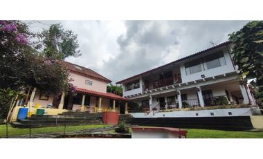 Hermosa casaquinta de 1920 en 790 mill en La  Esperanza, La Mesa Cund