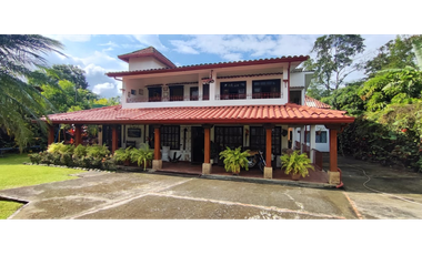 Hermosa casaquinta de 1920 en 790 mill en La  Esperanza, La Mesa Cund