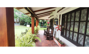 Hermosa casaquinta de 1920 en 790 mill en La  Esperanza, La Mesa Cund