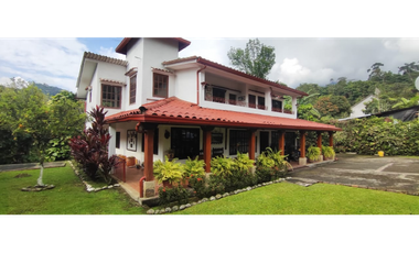 Hermosa casaquinta de 1920 en 790 mill en La  Esperanza, La Mesa Cund