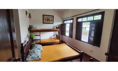 Hermosa casaquinta de 1920 en 790 mill en La  Esperanza, La Mesa Cund